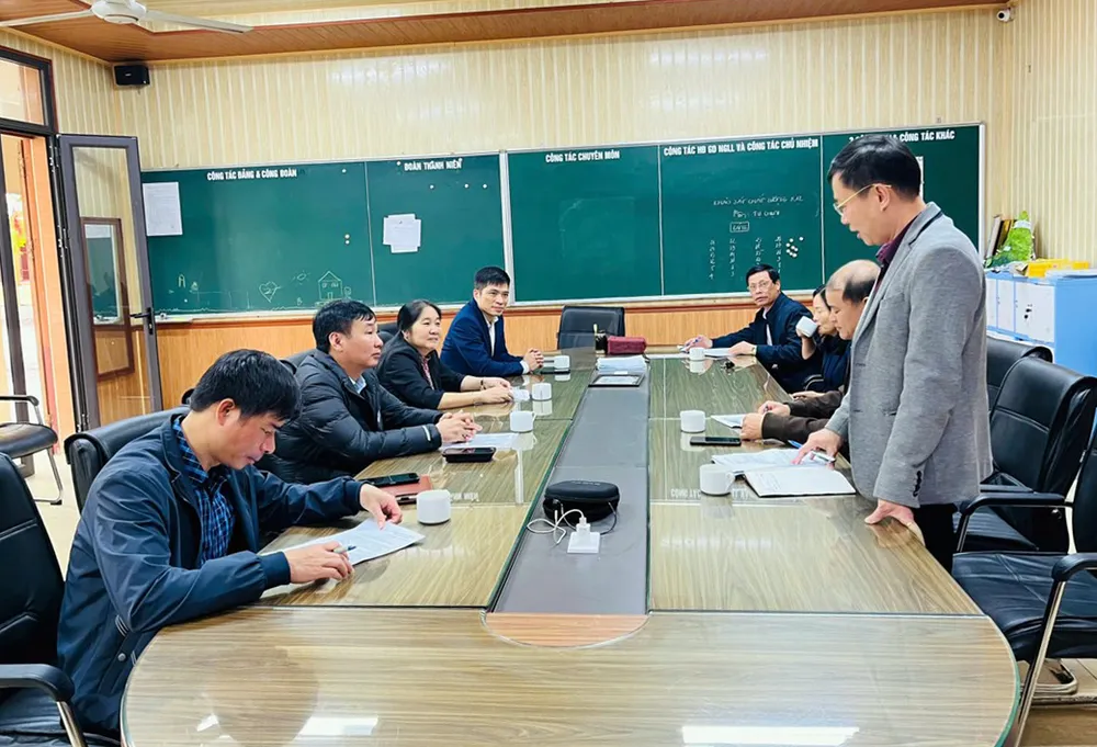 Đoàn kiểm tra tại trường THPT Kiến Thụy về việc dạy thêm học thêm. Ảnh: Sở GDDT