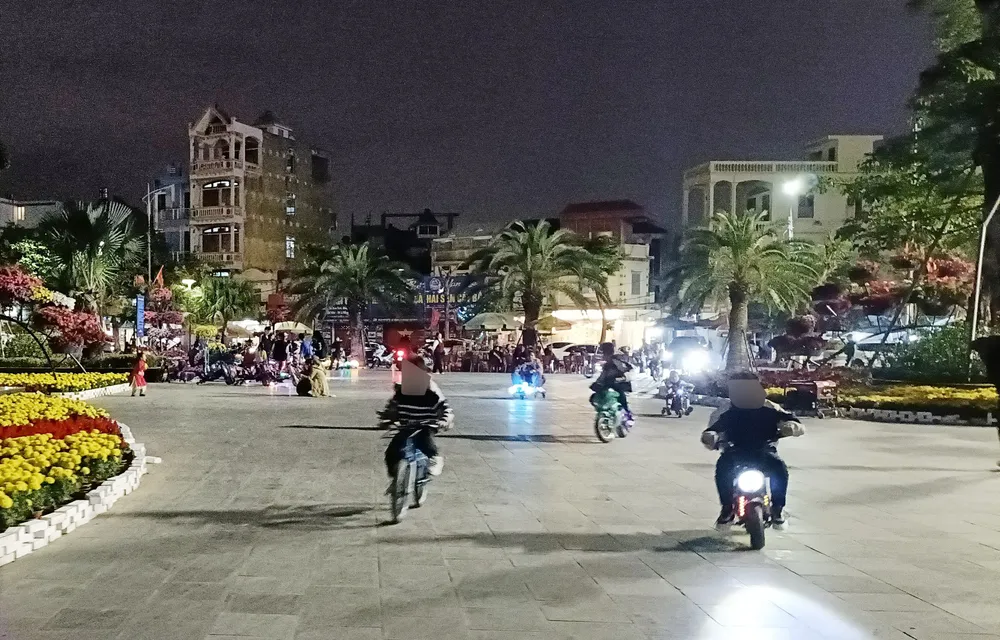 Xe điện trẻ em 'hoành hành' tại công viên Máy Tơ. Ảnh: MD