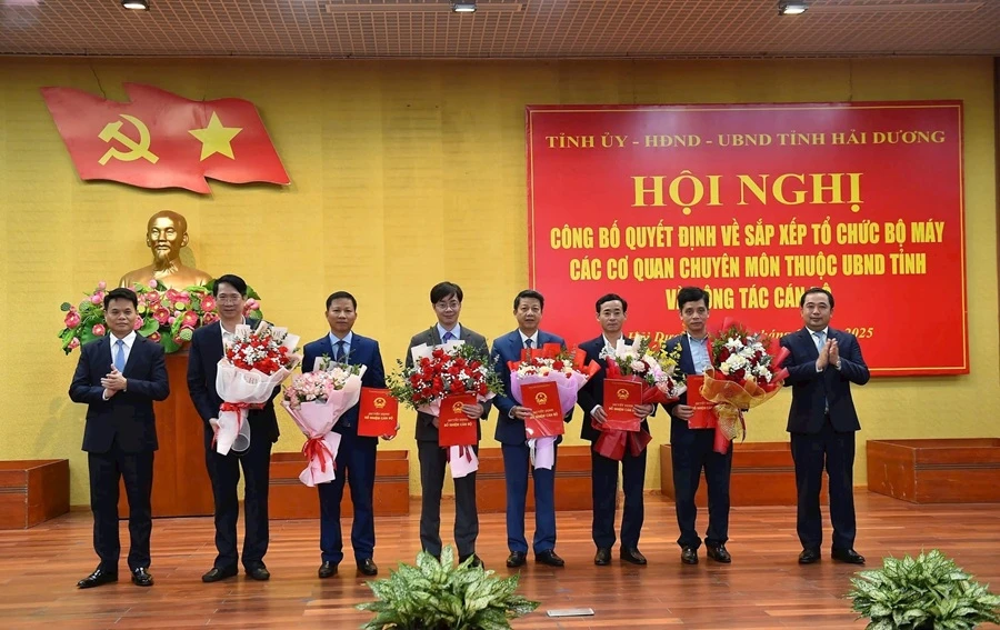 Lãnh đạo tỉnh Hải Dương tặng hoa chúc mừng các tân lãnh đạo sở được bổ nhiệm. Ảnh: TC