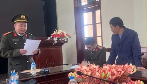 Công an tỉnh Thái Bình tống đạt các quyết định, lệnh tố tụng đối với ông Trần Xuân Duyên, người làm hồ sơ giả để hưởng chế độ người bị nhiễm chất độc hóa học