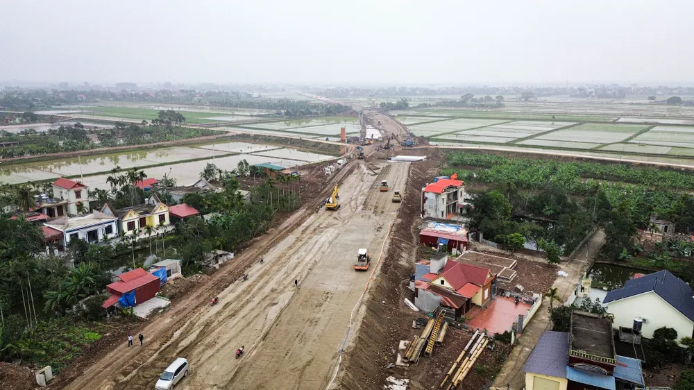 Theo báo cáo của Ban Quản lý Đầu tư xây dựng các Công trình giao thông TP Hải Phòng, đến hết tháng 2-2025, nhà thầu đang triển khai thi công bệ, thân, xà mũ các trụ, bản mặt cầu; tường chắn hộp; cọc đất gia cố xi măng nền đường; các lớp cấp phối nền đường; dầm Super T. Hoàn thành 109/109 cọc khoan nhồi, 100/100 dầm Super T, 11/11 trụ - mố. Hoàn thành lắp đặt nhịp 10/10 nhịp dầm, hoàn thành bản mặt cầu 10/10 nhịp. can-canh-cau-vuot-song-hoa-noi-hai-phong-thai-binh-sap-duoc-thong-xe-3.jpg
