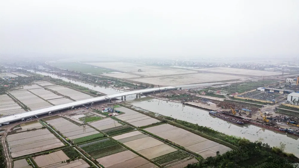 Dự án cầu vượt sông Hóa và đoạn tuyến qua thành phố Hải Phòng của tuyến đường bộ từ thành phố Thái Bình đi cầu Nghìn được triển khai thi công từ tháng 4-2024. can-canh-cau-vuot-song-hoa-noi-hai-phong-thai-binh-sap-duoc-thong-xe-6.jpg