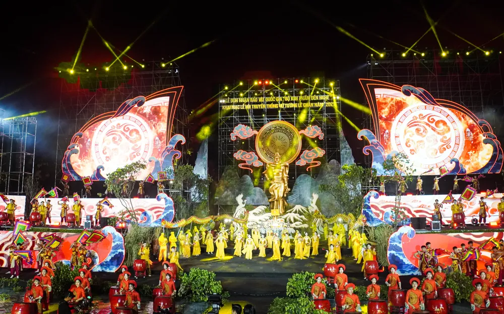 Tối 7-3, tại khu vực Tượng đài Nữ tướng Lê Chân (quận Lê Chân, TP Hải Phòng) diễn ra lễ khai mạc Lễ hội Nữ tướng Lê Chân năm 2025. Đây là lễ hội truyền thống nhằm tri ân, tưởng nhớ vị nữ tướng tài ba dưới thời Hai Bà Trưng có công khai phá và lập ra trang An Biên xưa, Hải Phòng ngày nay, là vị tướng được nhân dân tôn thờ là Thánh mẫu, Thành hoàng của Hải Phòng.