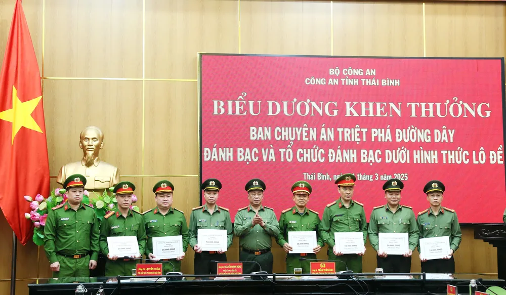 thai-binh-khen-thuong-ban-chuyen-an-triet-pha-duong-day-danh-bac-quy-mo-dac-biet-lon-1.JPG