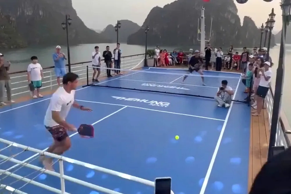 Tàu du lịch biến boong tàu thành sân thi đấu pickleball. Ảnh chụp lại từ video