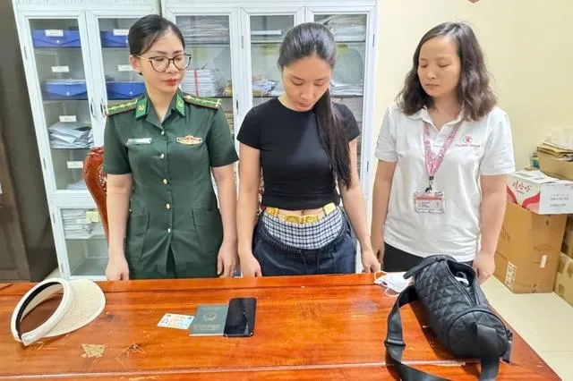 Phạm Thị Vân Anh quấn 4 kg vàng quanh bụng nhằm đưa qua biên giới Phạm Thị Vân Anh quấn 4 kg vàng quanh bụng nhằm vận chuyển qua biên giới