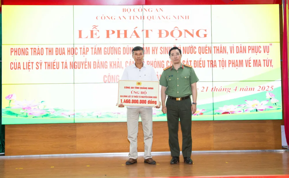 Đại tá Trần Văn Phúc, Giám đốc Công an tỉnh Quảng Ninh trao kinh phí ủng hộ gia đình Liệt sỹ, Thiếu tá Nguyễn Đăng Khải. Ảnh: Hằng Ngần QMG