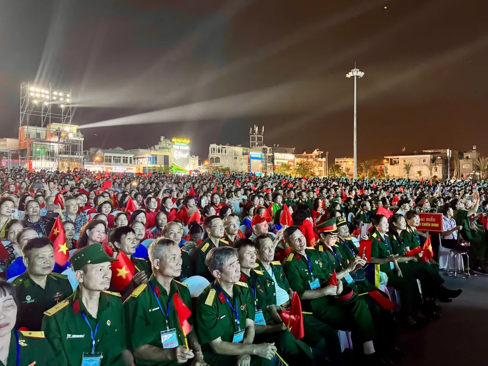 Đông đảo các tầng lớp nhân dân, cán bộ tham dự chương trình kỷ niệm quang-ninh-khoi-day-khat-vong-phat-trien-tu-truyen-thong-ky-luat-va-dong-tam-4.jpg