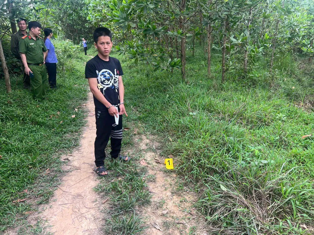 Nguyễn Thế Bảo - Nam thanh niên 19 tuổi được công an đưa ra dựng lại hiện trường. Ảnh: CAQN