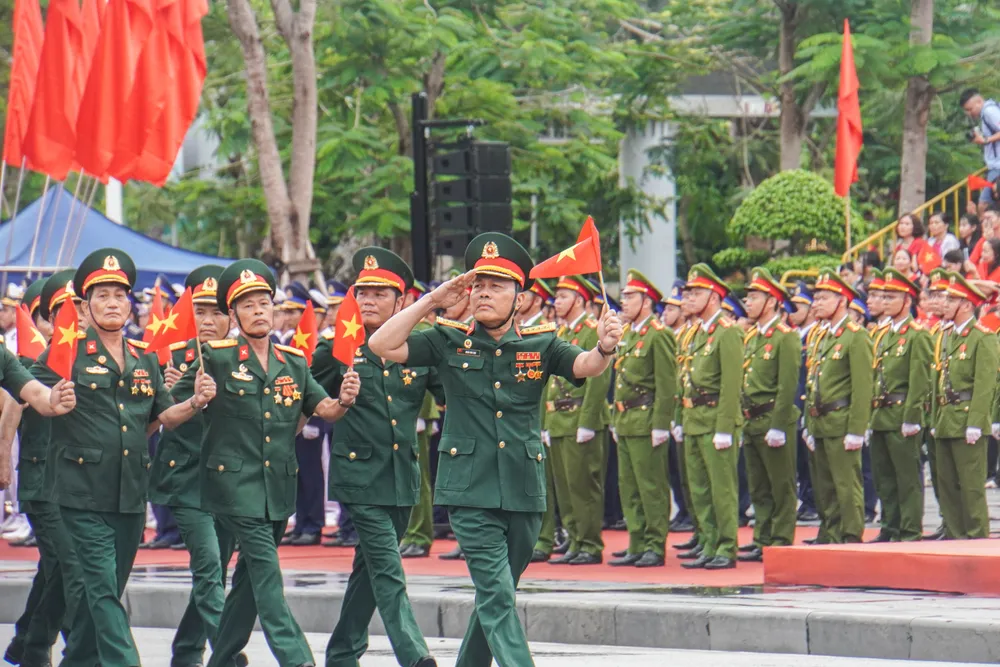 tu-hao-le-duyet-doi-ngu-va-dieu-hanh-quan-chung-chao-mung-ky-niem-70-nam-ngay-giai-phong-hai-phong-12.JPG