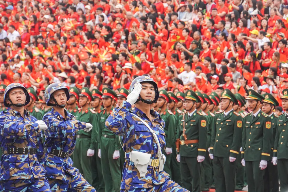 tu-hao-le-duyet-doi-ngu-va-dieu-hanh-quan-chung-chao-mung-ky-niem-70-nam-ngay-giai-phong-hai-phong-16.JPG