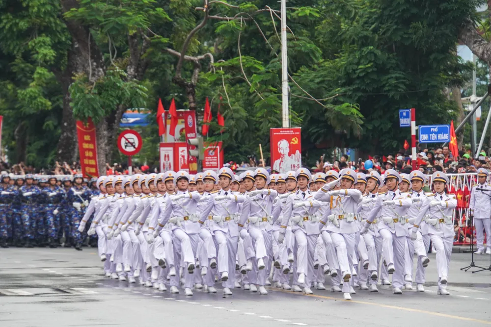 tu-hao-le-duyet-doi-ngu-va-dieu-hanh-quan-chung-chao-mung-ky-niem-70-nam-ngay-giai-phong-hai-phong-17.JPG