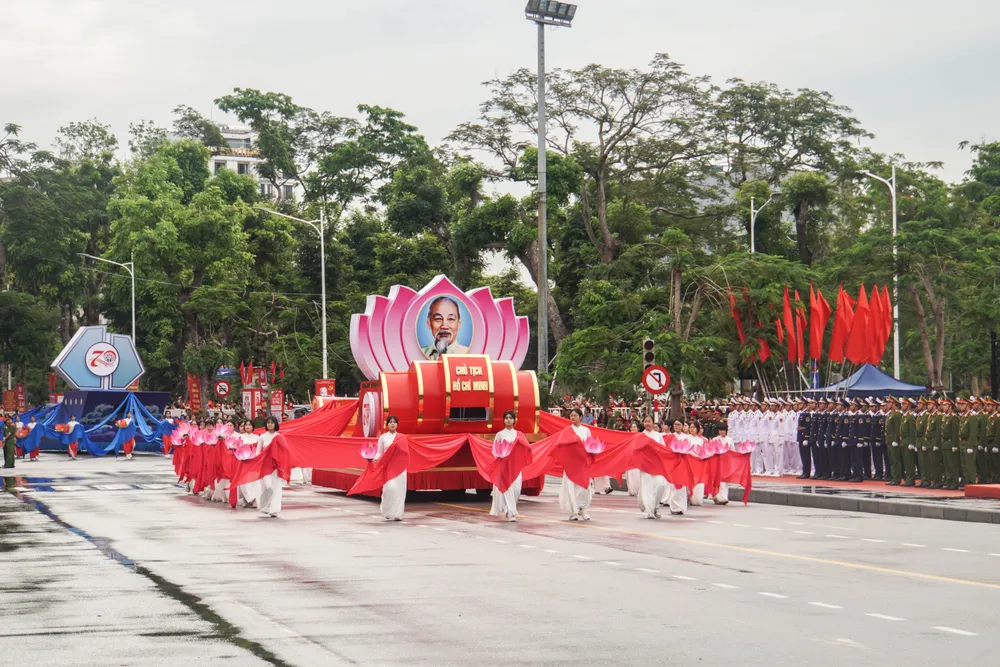 tu-hao-le-duyet-doi-ngu-va-dieu-hanh-quan-chung-chao-mung-ky-niem-70-nam-ngay-giai-phong-hai-phong-23.JPG