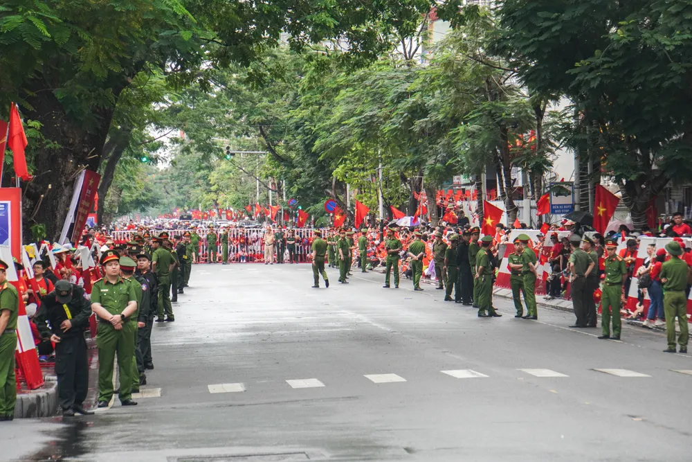 tu-hao-le-duyet-doi-ngu-va-dieu-hanh-quan-chung-chao-mung-ky-niem-70-nam-ngay-giai-phong-hai-phong-28.JPG