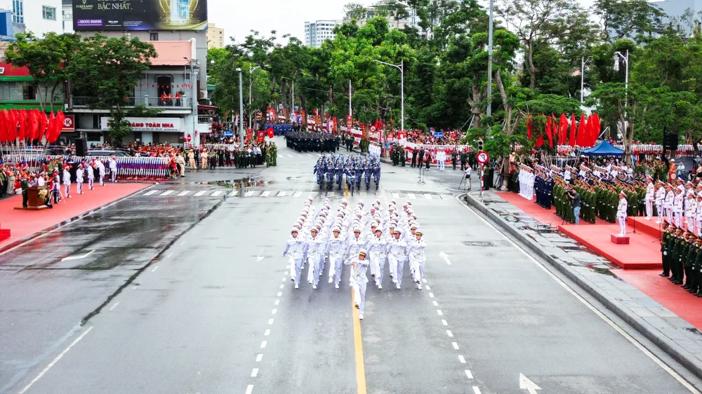 tu-hao-le-duyet-doi-ngu-va-dieu-hanh-quan-chung-chao-mung-ky-niem-70-nam-ngay-giai-phong-hai-phong-39.JPG