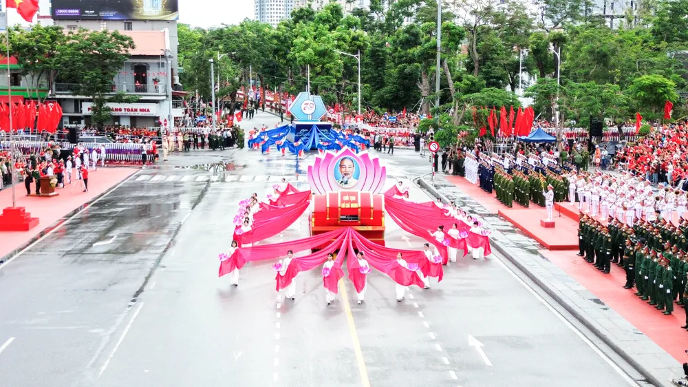 tu-hao-le-duyet-doi-ngu-va-dieu-hanh-quan-chung-chao-mung-ky-niem-70-nam-ngay-giai-phong-hai-phong-43.JPG