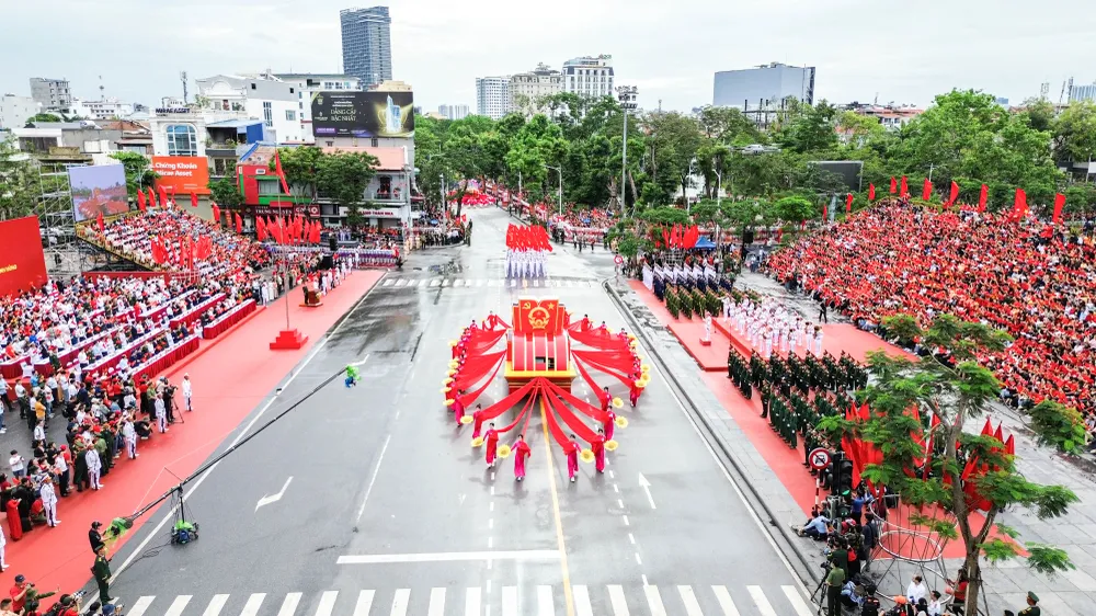 tu-hao-le-duyet-doi-ngu-va-dieu-hanh-quan-chung-chao-mung-ky-niem-70-nam-ngay-giai-phong-hai-phong-44.JPG
