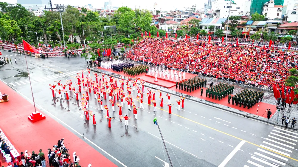 chương trình Duyệt đội ngũ và diễu hành quần chúng chào mừng kỷ niệm 70 năm Ngày giải phóng Hải Phòng được bắt đầu.