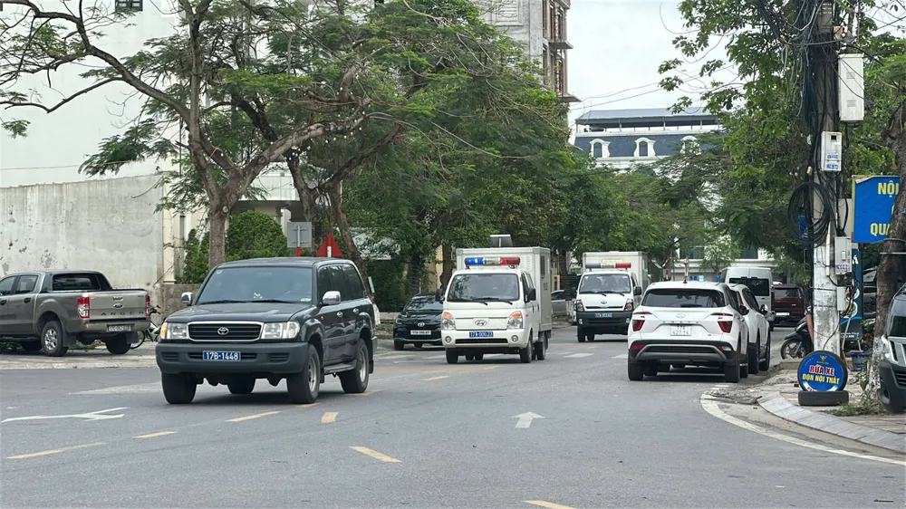 Đúng 7 giờ 30 phút, xe chở các bị cáo Lê Thanh Vân, Lưu Bình Nhưỡng đến tòa. Ảnh: NS