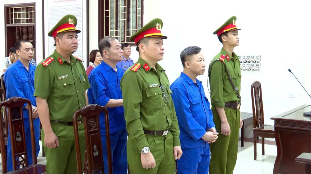 Các bị cáo tại phiên tòa. Ảnh: TD vks-de-nghi-giam-an-cho-ong-luu-binh-nhuong-bac-khang-cao-cua-ong-le-thanh-van-.jpg