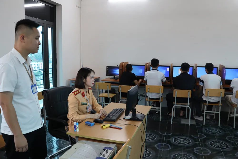 Kỳ sát hạch, cấp giấy phép lái xe ô tô được Phòng CSGT tổ chức khoa học, chu đáo, đúng quy định. Ảnh: CAQN hoc-vien-kiem-tra-nong-do-con-chat-kich-thich-khi-thi-giay-phep-lai-xe-o-quang-ninh-2.jpg