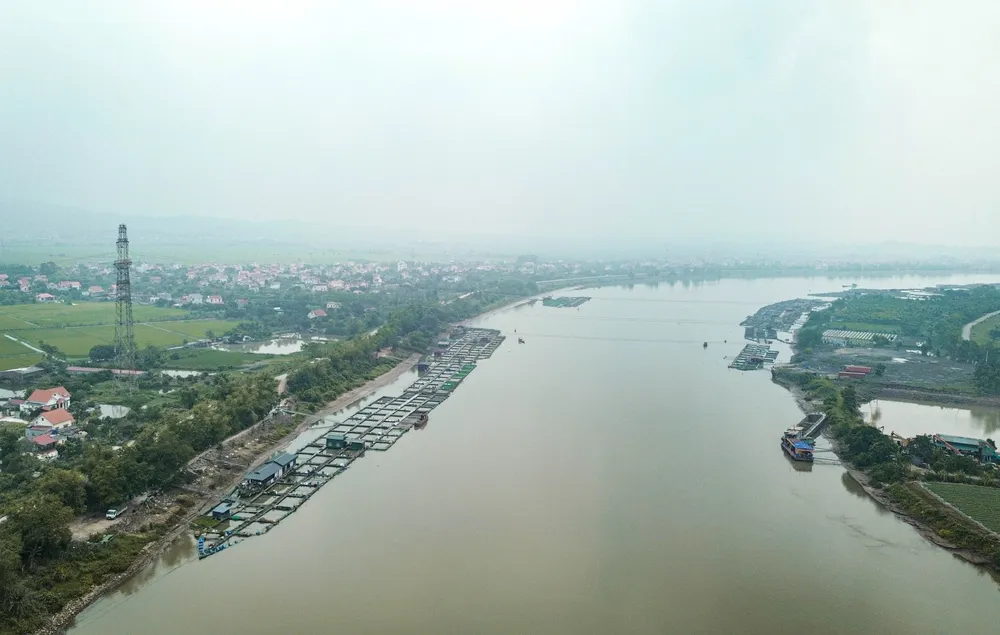 Nuôi cá lồng trên sông tại Hải Dương xuất hiện từ năm 2010 với 10 lồng nuôi ban đầu. Tổng diện tích nuôi khoảng 900m3, sản lượng 50 tấn/năm. Tính đến nay, toàn tỉnh có trên 600 hộ nuôi cá lồng với trên 8000 lồng, sản lượng 30.000 tấn, chiếm gần 30% sản lượng thủy sản nuôi trồng trên địa bàn toàn tỉnh. Ảnh: NS hai-duong-long-nuoi-ca-phu-kin-khuc-song-lai-tau-than-troi-1.JPG