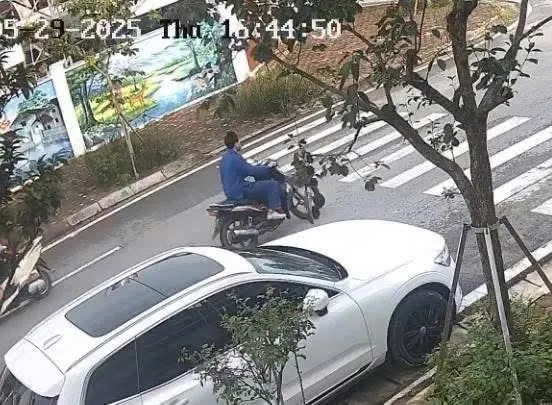 Kẻ cướp ngân hàng BIDV chi nhánh phường Yên Thanh, TP Uông Bí di chuyển trên xe máy dạng xe Yamaha Sirius màu đỏ đen. Ảnh: CAQN