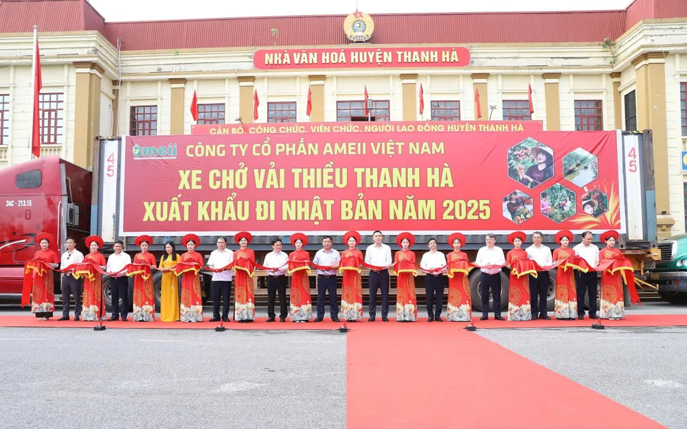 Cắt băng xuất khẩu lô vải năm 2025 đi Nhật Bản. Ảnh: NS xuat-khau-lo-vai-thieu-thanh-ha-dau-tien-trong-nam-nay-di-nhat-ban-2.jpg