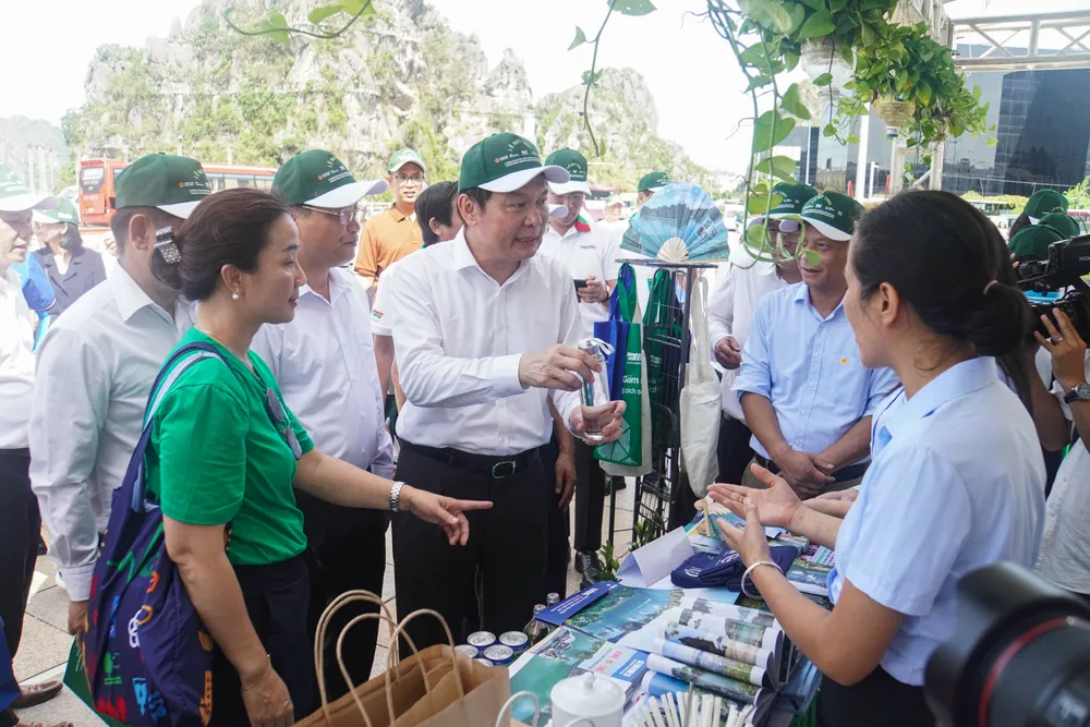 Các đại biểu tham quan các gian trưng bày mô hình tái chế, giảm thiểu rác thải nhựa. Ảnh: NS