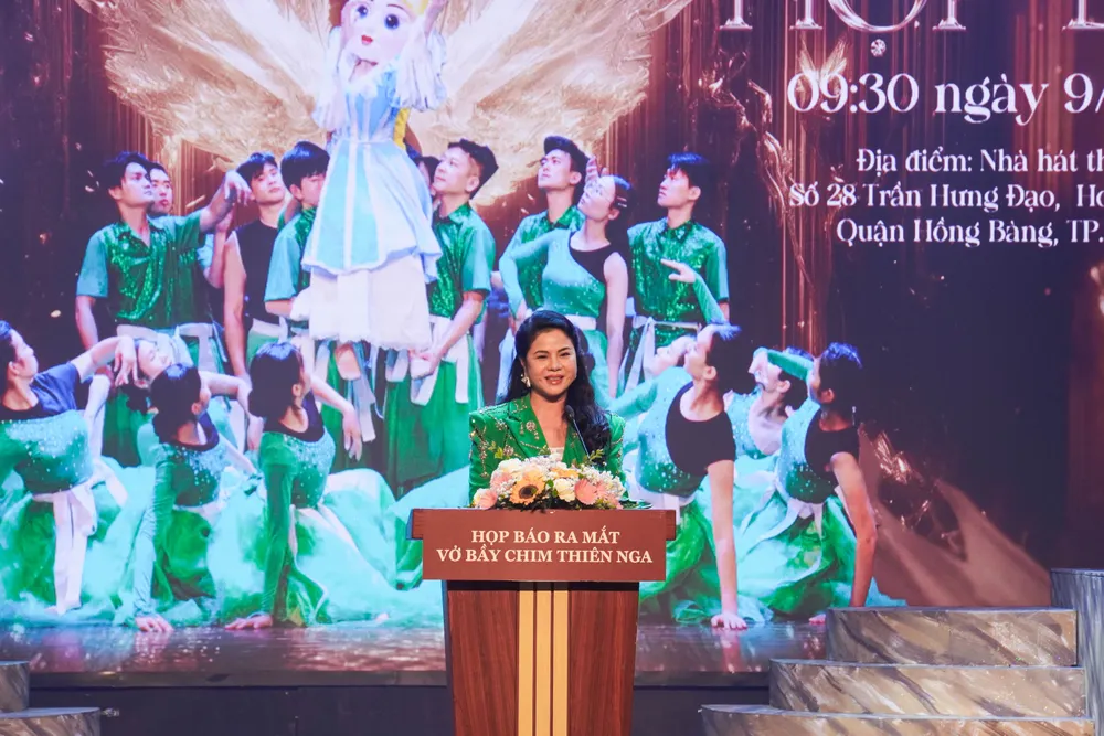 Giám đốc Sở Văn hóa Thể thao và Du lịch Hải Phòng Trần Thị Hoàng Mai phát biểu ra mắt vở "Bầy chim thiên nga". Ảnh: NS hai-phong-ra-mat-vo-roi-bay-chim-thien-nga-mon-qua-danh-tang-thieu-nhi-he-2025-2.JPG