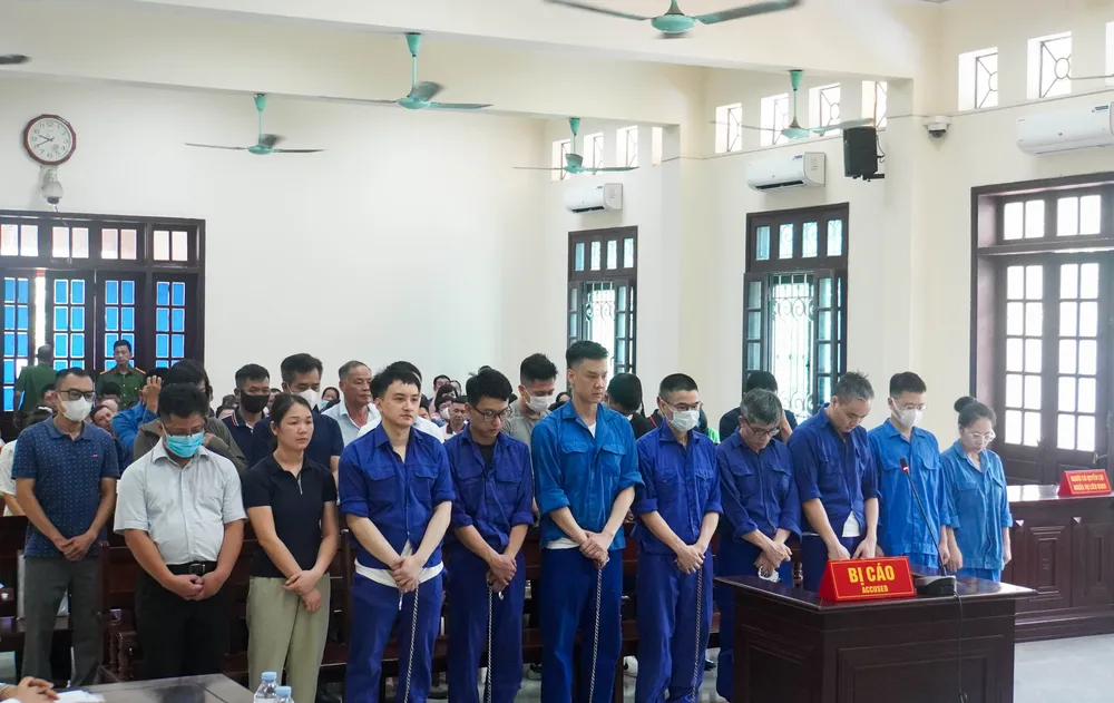 Các bị cáo tại phiên tòa bao gồm các cựu cán bộ, lãnh đạo hải quan Hải Phòng, nhóm công ty Tài Lộc và Công ty CP giám định Bảo Linh. Ảnh: NS