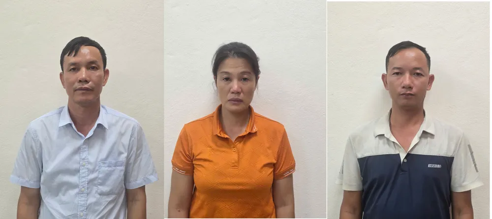 Các bị can Nguyễn Bá Trượng, Trần Thị Thanh Hòa, Nguyễn Văn Tiến (từ trái qua phải) bị khởi tố vì khai thác gỗ trái phép. Ảnh: CAQN