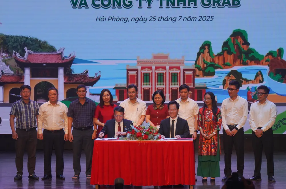 Lãnh đạo Sở Văn hóa Thể thao và Du lịch Hải Phòng ký kết biên bản thỏa thuận hợp tác nhằm đẩy mạnh xúc tiến quảng bá du lịch Hải Phòng cùng Grab Việt Nam. Ảnh: NS