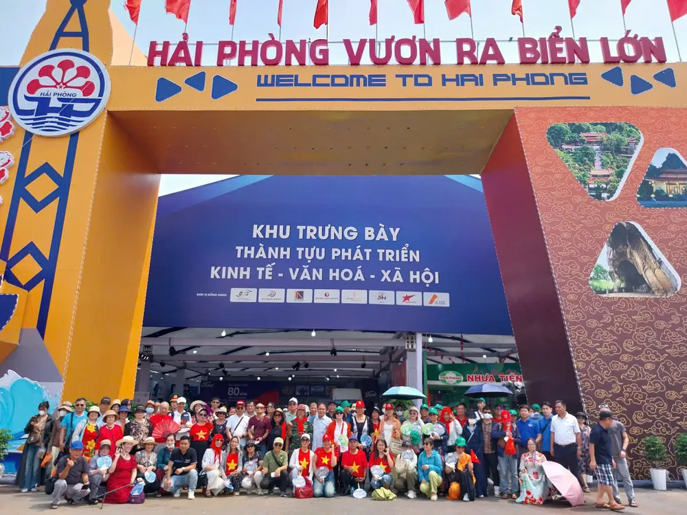 nguoi-dan-hai-phong-phan-khoi-khi-duoc-dua-don-mien-phi-di-ha-noi-tham-quan-trien-lam-thanh-tuu-dat-nuoc-4.jpg
