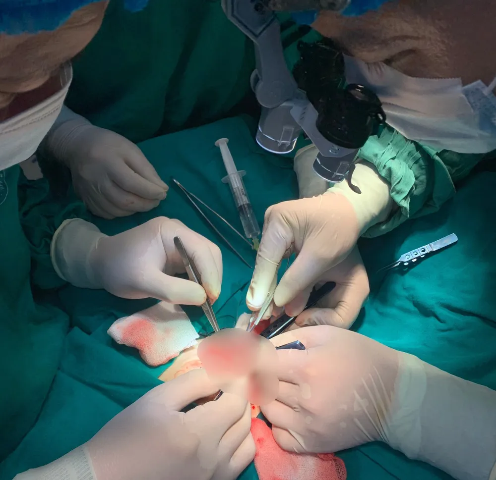 Các bác sĩ tiến hành phẫu thuật cho cháu bé 9 tuổi bị đứt dương vật. Ảnh: Bệnh viện nhi Hải Phòng