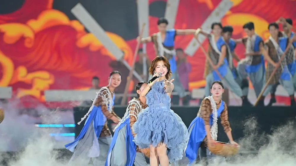 30-nghin-nguoi-dot-chay-ha-long-concert-2025-2.jpg