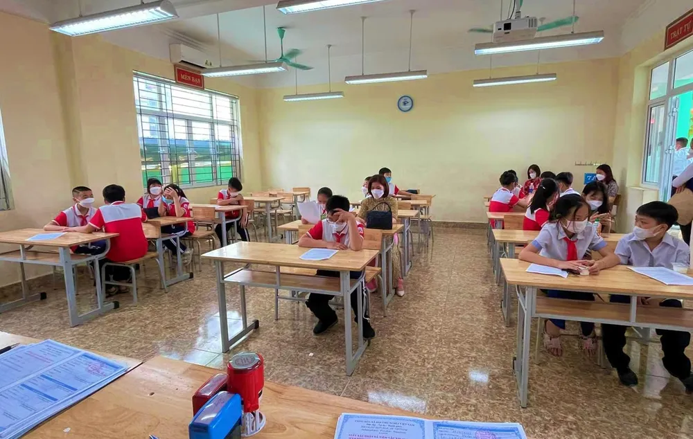 Học sinh khối 6 của Trường THCS Trần Quốc Toản, TP Hạ Long, tỉnh Quảng Ninh đủ điều kiện tiêm chủng đã lần lượt tiêm mũi 1 vaccine Moderna. Ảnh: CTV Học sinh khối 6 của Trường THCS Trần Quốc Toản, TP Hạ Long, tỉnh Quảng Ninh đủ điều kiện tiêm chủng đã lần lượt tiêm mũi 1 vaccine Moderna. Ảnh: CTV