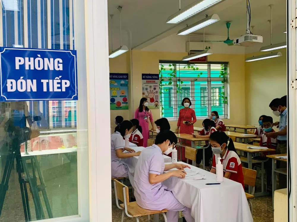 6 đội tiêm gồm 6 bàn đón tiếp, 6 bàn khám sàng lọc, 6 bàn tiêm và 6 bàn theo dõi sau tiêm, trong đó có 2 giường cấp cứu được bố trí. Ảnh: CDC Quảng Ninh 6 đội tiêm gồm 6 bàn đón tiếp, 6 bàn khám sàng lọc, 6 bàn tiêm và 6 bàn theo dõi sau tiêm, trong đó có 2 giường cấp cứu được bố trí. Ảnh: CDC Quảng Ninh