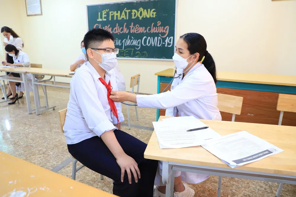 Học sinh được khám sàng lọc trước tiêm. Ảnh: CDC Quảng Ninh Học sinh được khám sàng lọc trước tiêm. Ảnh: CDC Quảng Ninh