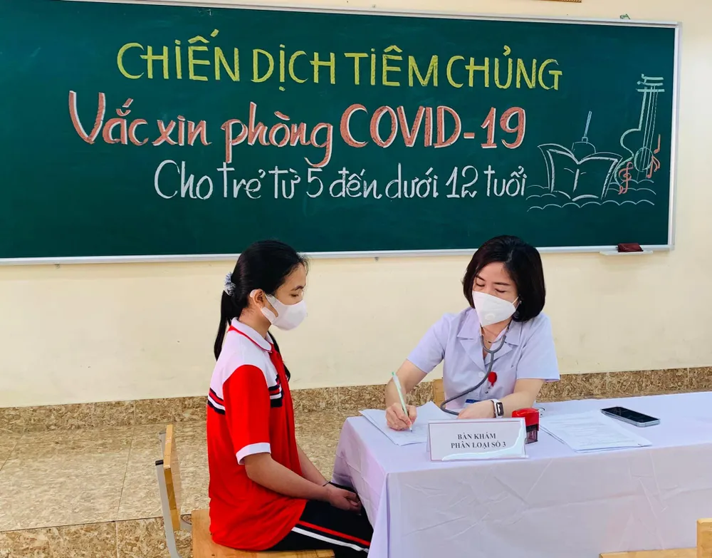 Cán bộ y tế tư vấn cho học sinh và phụ huynh đầy đủ trước khi tiêm. Ảnh: CDC Quảng Ninh Cán bộ y tế tư vấn cho học sinh và phụ huynh đầy đủ trước khi tiêm. Ảnh: CDC Quảng Ninh