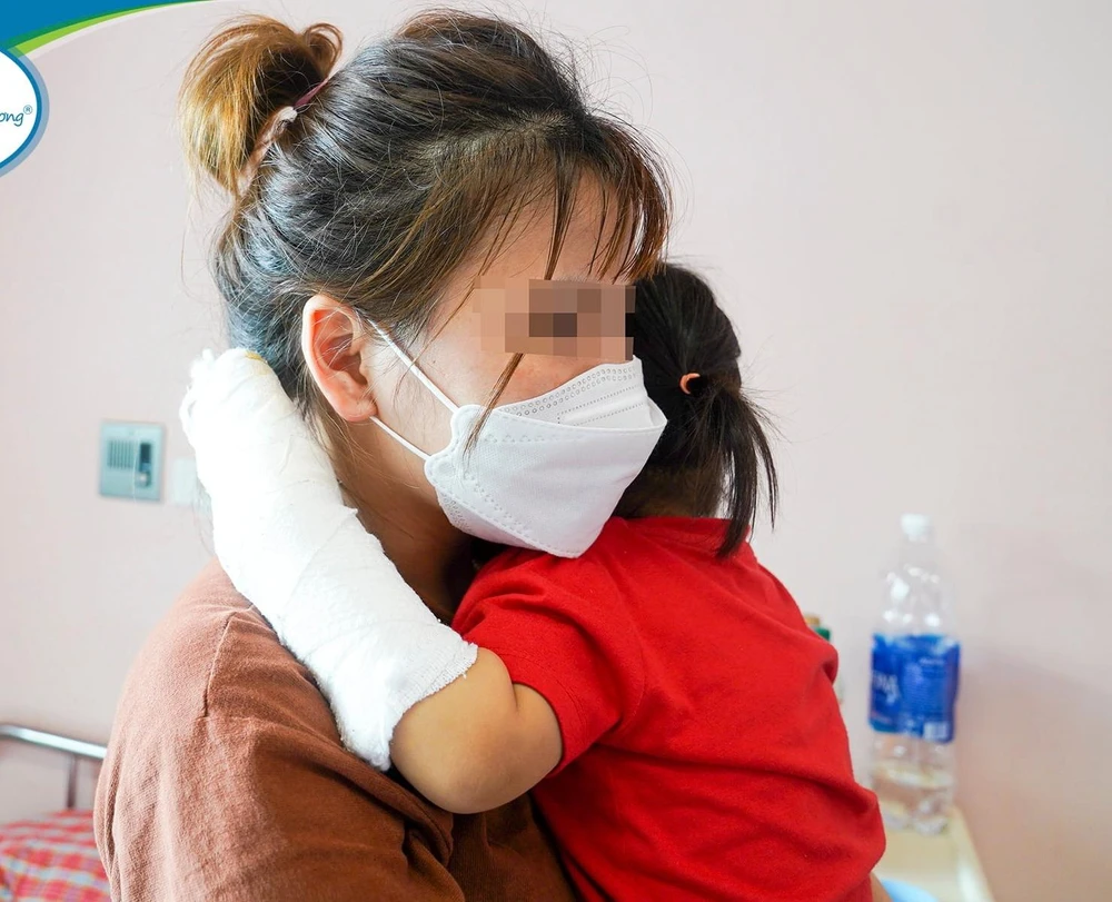 Sau phẫu thuật, hiện trẻ đã ổn định, tuy nhiên việc phục hồi cho trẻ còn cần nhiều thời gian và công sức của gia đình và bệnh viện. Ảnh: BSCC