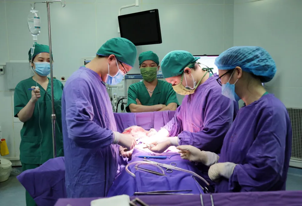 Kíp mổ tiến hành phẫu thuật cắt bỏ khối u kích thước lớn cho bé gái 12 tuổi. Ảnh: BVCC Kíp mổ tiến hành phẫu thuật cắt bỏ khối u kích thước lớn cho bé gái 12 tuổi. Ảnh: BVCC