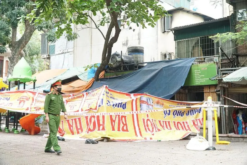 Hiện trường nơi xảy ra vụ cháy rạng sáng 21-4 ở Hà Nội. Ảnh: PHI HÙNG