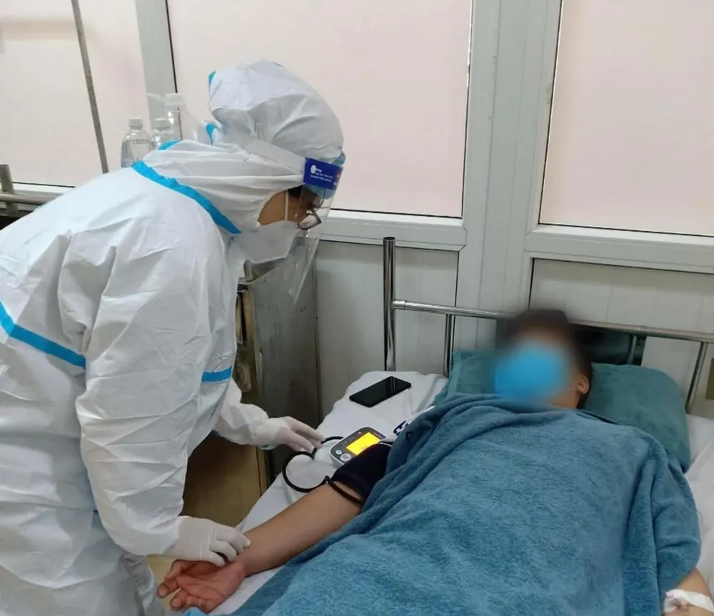 Bác sĩ kiểm tra sức khoẻ cho bệnh nhân. Ảnh: BVCC