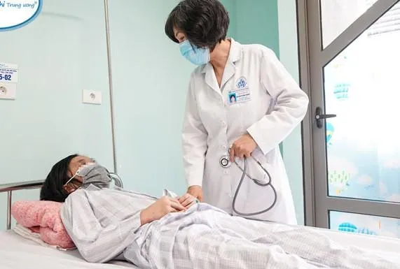 TS.BS Nguyễn Thị Mai Hương – Trưởng khoa Huyết học lâm sàng, Bệnh viện Nhi Trung ương thăm khám cho bé V.A trước khi xuất viện. Ảnh: TRẦN VIỆT