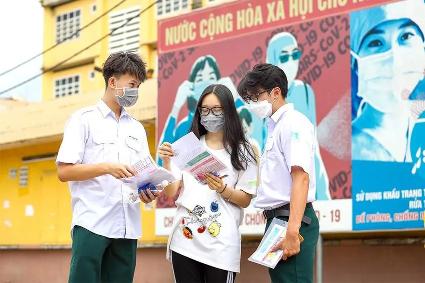 Thí sinh là F0 đang cách ly tại nhà có nguyện vọng thi tốt nghiệp THPT năm 2022, phải có đơn xin dự thi và ký xác nhận đồng ý của phụ huynh. Ảnh: NGUYỆT NHI Thí sinh là F0 đang cách ly tại nhà có nguyện vọng thi tốt nghiệp THPT năm 2022, phải có đơn xin dự thi và ký xác nhận đồng ý của phụ huynh. Ảnh: NGUYỆT NHI