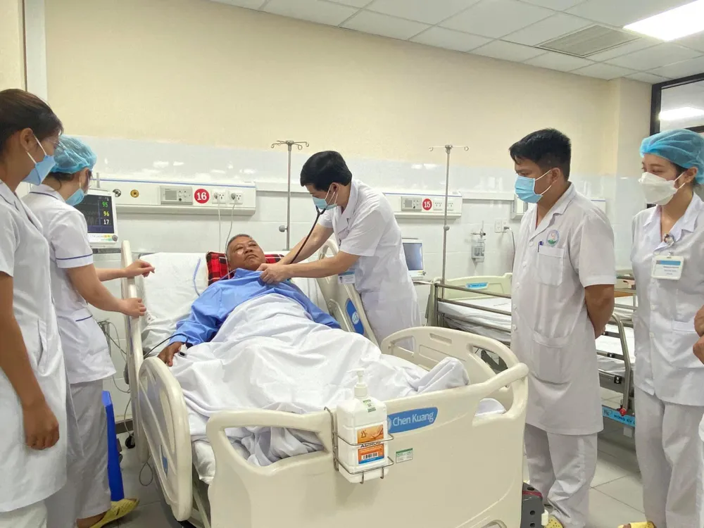 Sau 4 ngày điều tri, bệnh nhân đã qua cơn nguy kịch, tỉnh táo, tự thở được. Ảnh: BSCC