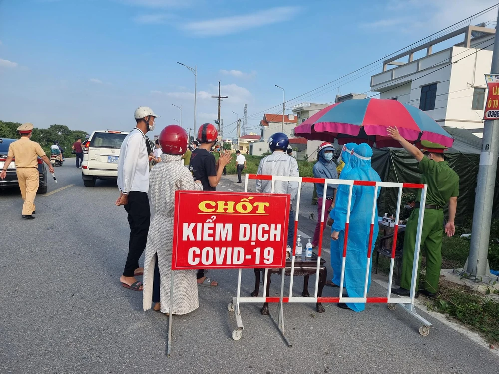 Bộ Y tế đề nghị xử lý ổ dịch COVID-19 kịp thời, đặc biệt là các ổ dịch mới, bất thường liên quan đến người nhập cảnh. Ảnh: NL