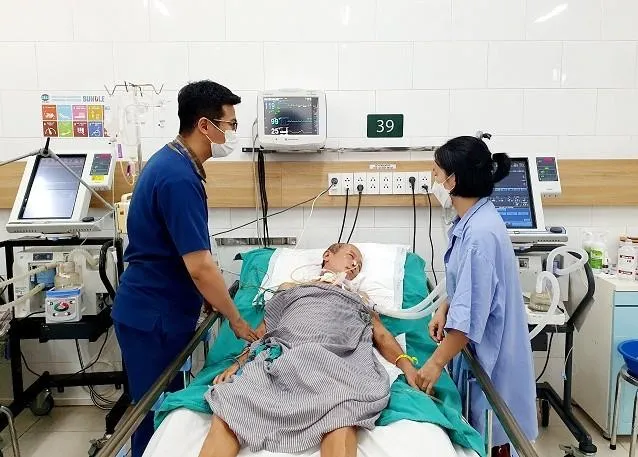 Bác sĩ thăm khám cho bệnh nhân điều trị tại Trung tâm Chống độc. Ảnh: Mai Thanh Bác sĩ thăm khám cho bệnh nhân điều trị tại Trung tâm Chống độc. Ảnh: Mai Thanh