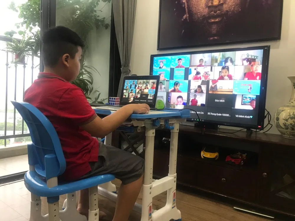 Kết quả khảo sát đối với học sinh cho thấy, có 45% học sinh gặp vấn đề sức khoẻ khi học trực tuyến như mỏi mắt, đau cổ, ù tai… Ảnh: NHƯ LOAN